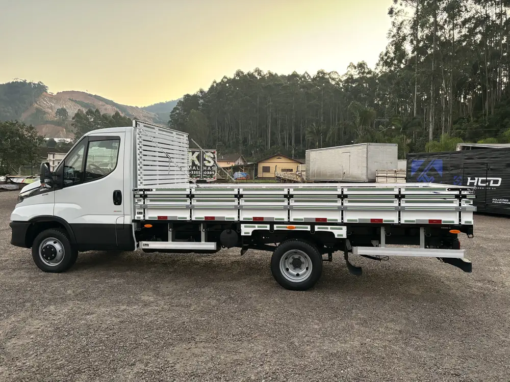 Carroceria de carga seca em madeira de lei fabricada pela Saval (foto 3 de 5)