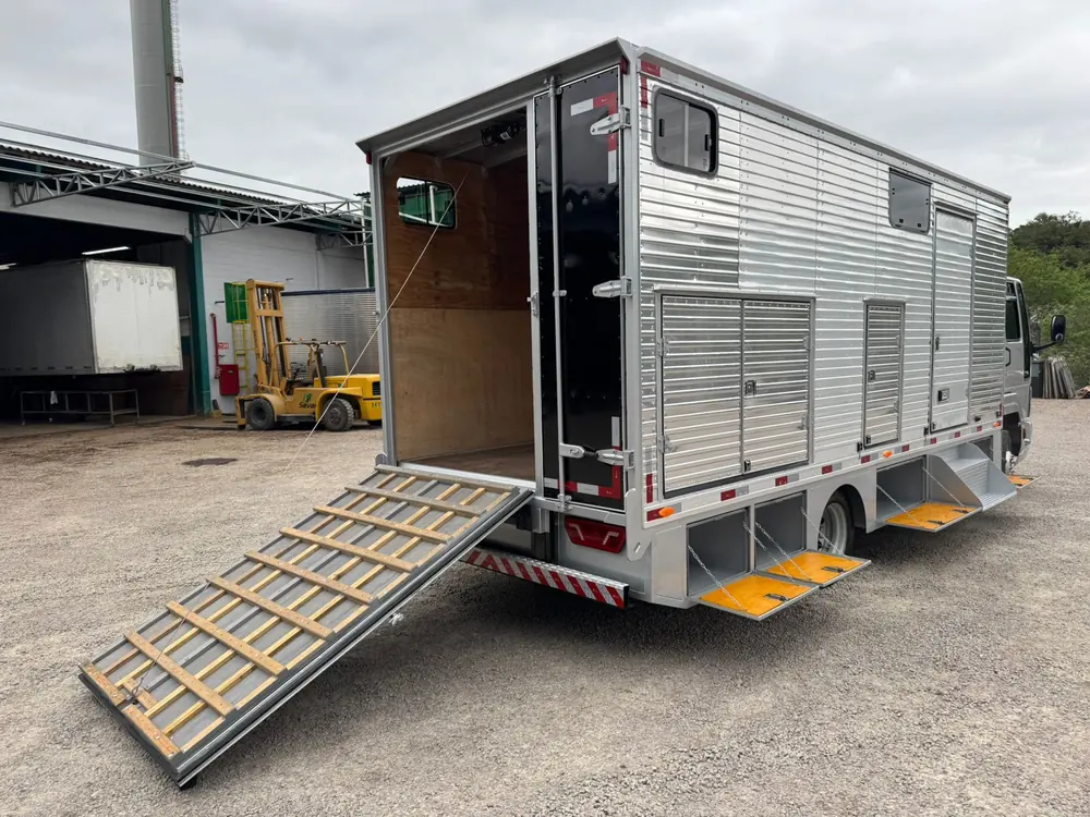 Motorhome sobre chassi de caminhão construído sob medida pela Saval (foto 1 de 2)