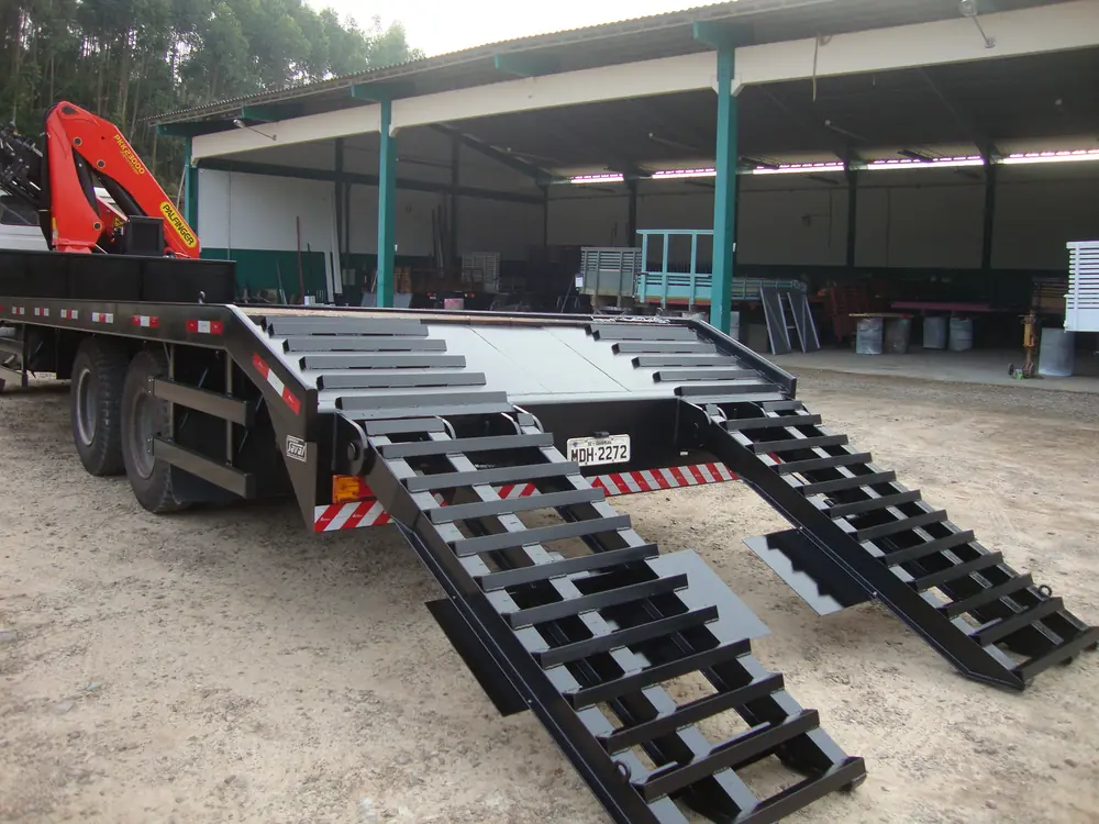 Plataforma com rampas para carregamento de máquinas (foto 3 de 5)