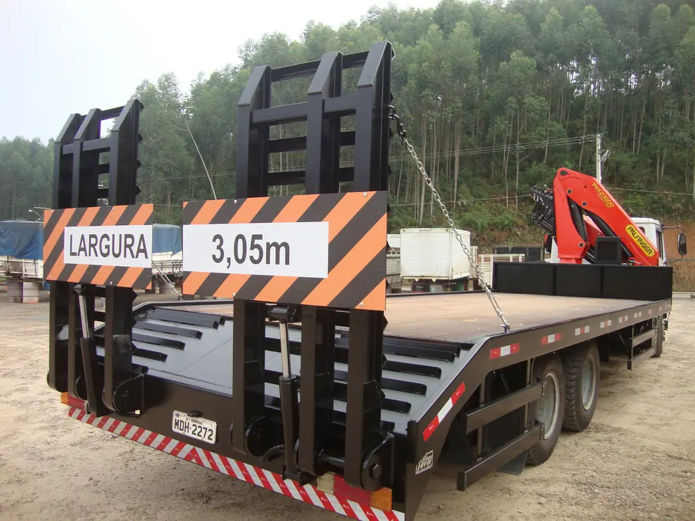 Plataforma com rampas para carregamento de máquinas (foto 4 de 5)
