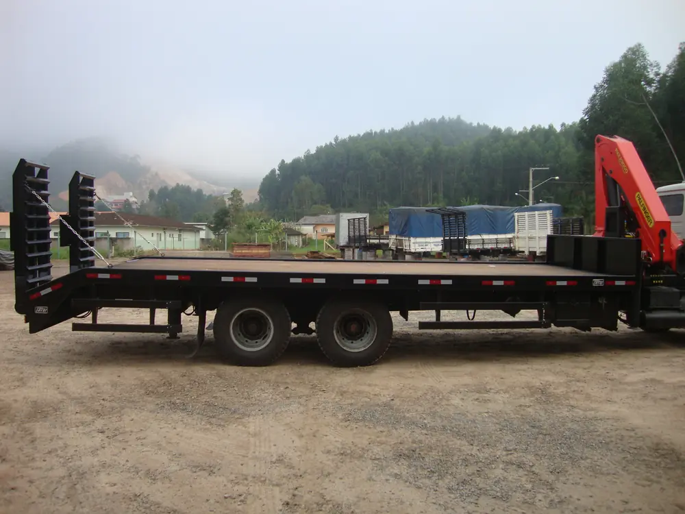 Plataforma com rampas para carregamento de máquinas (foto 5 de 5)
