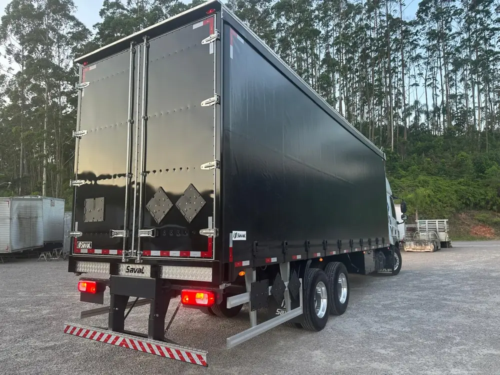 Furgão sider lonado com carregamento lateral (foto 1 de 5)