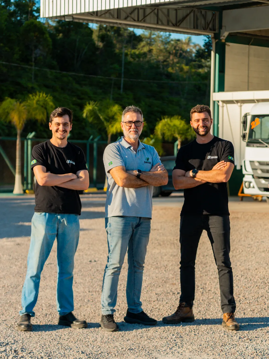 Equipe da Saval Carrocerias em frente ao galpão em Brusque, Santa Catarina
